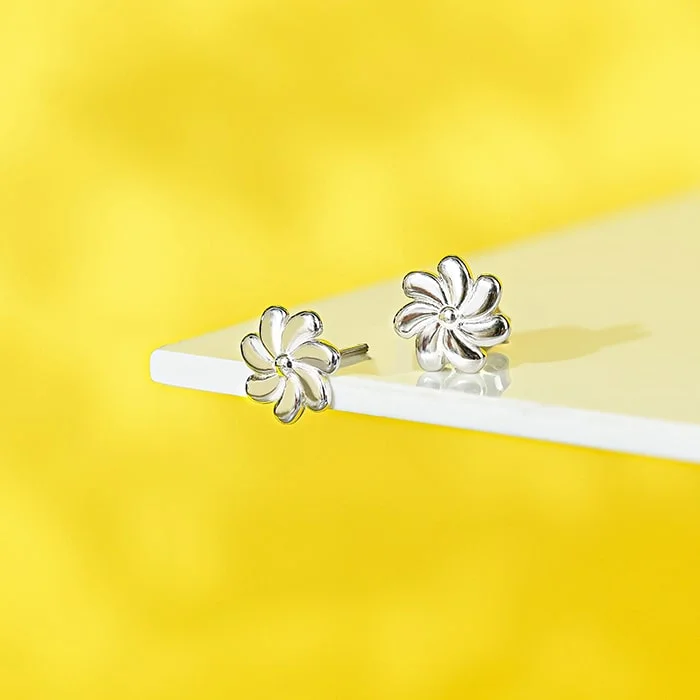 trendy stud earrings for women -Daisy Flower Studs