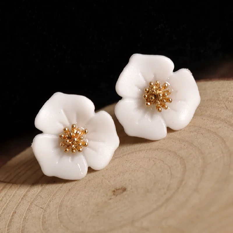 trendy crystal earrings for women -White Flowers 3D Delicate Stud Earrings for Women